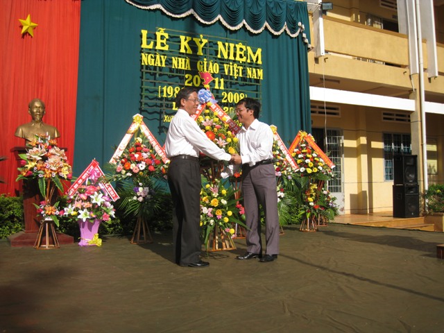 Cựu học sinh Xuân Lộc - tang-hoa-20-11