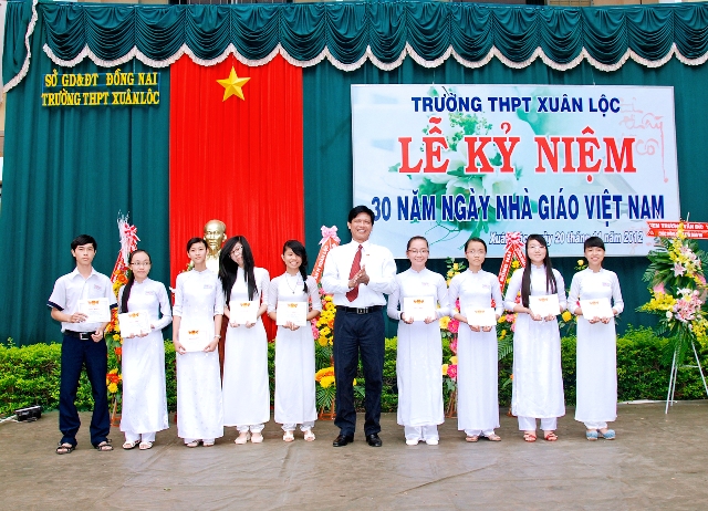 Kỷ niệm 30 năm ngày nhà giáo Việt Nam 20&#x002F;11&#x002F;2012 - 20-11-2012 (20)