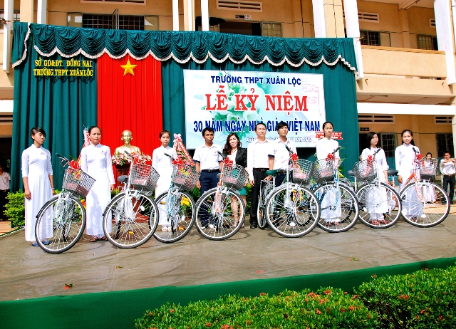 Kỷ niệm 30 năm ngày nhà giáo Việt Nam 20&#x002F;11&#x002F;2012 - Ảnh 31