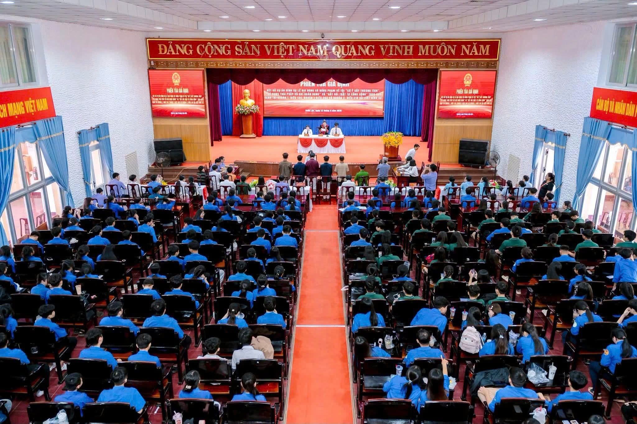Các em thiếu nhi hào hứng tham gia các trò chơi vận động và sinh hoạt tập thể