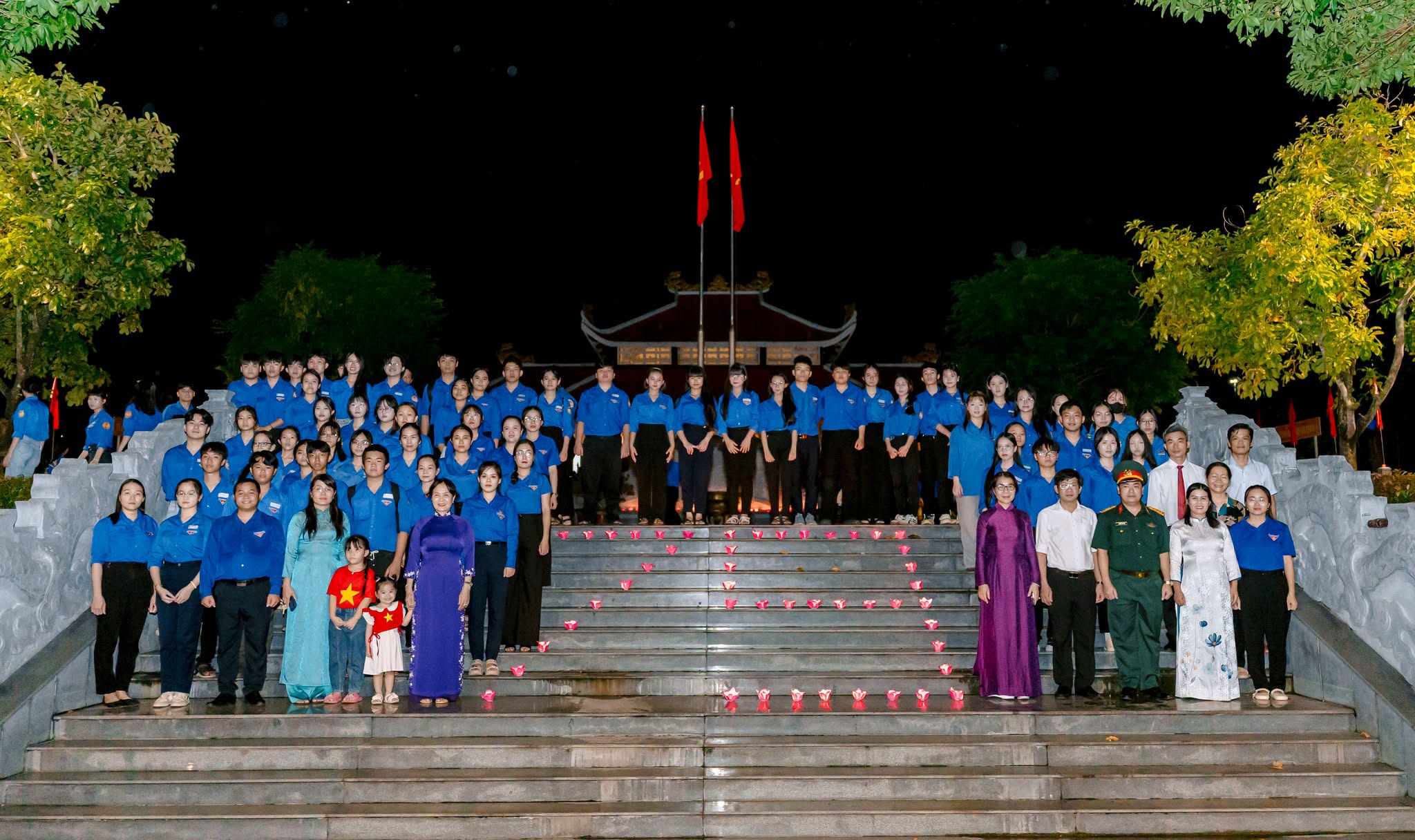 Đoàn viên thanh niên và các em thiếu nhi trong hoạt động tổng kết một mùa hè ý nghĩa