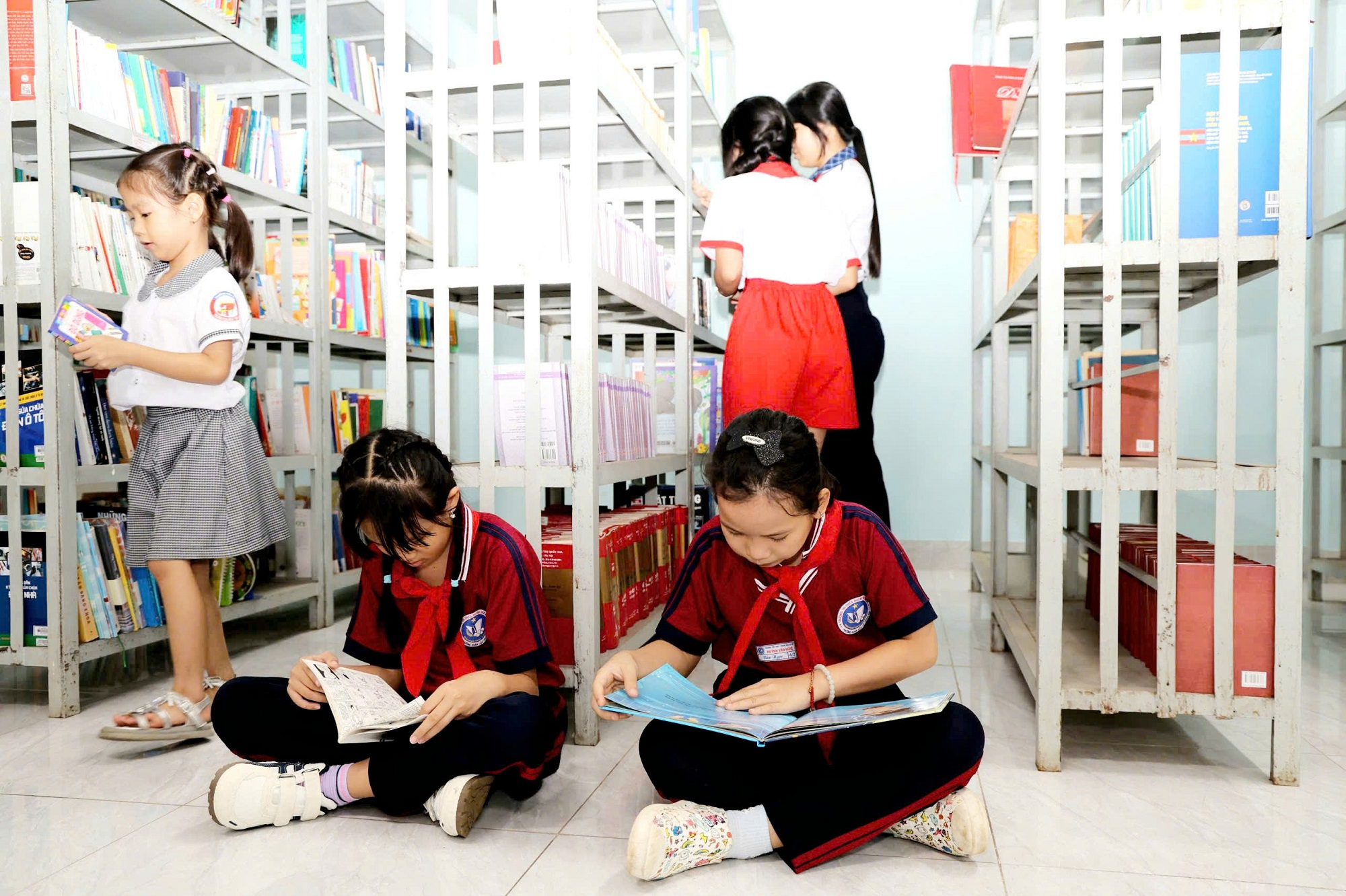 Các đầu sách thiếu nhi phong phú, đa dạng được bố trí khoa học
