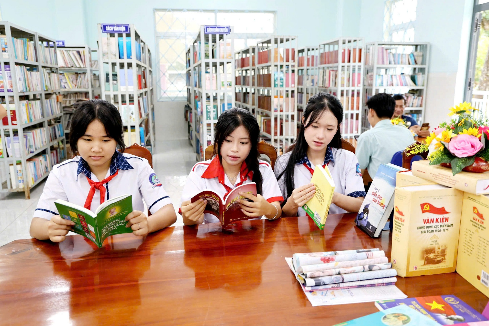Thiếu nhi Xuân Lộc say mê đọc sách tại thư viện Nhà thiếu nhi phường