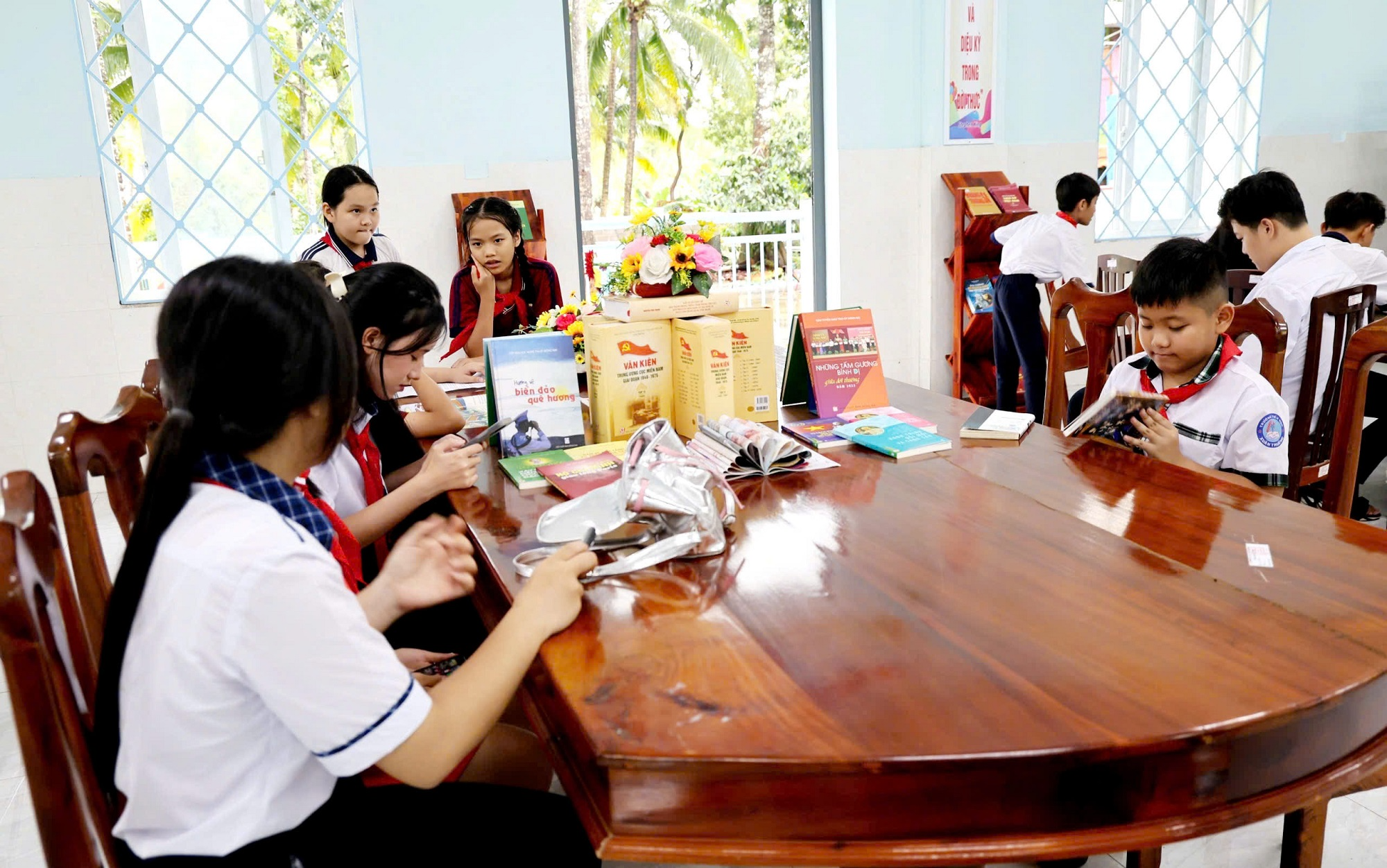 Hoạt động đọc sách giao lưu thu hút đông đảo học sinh tham gia
