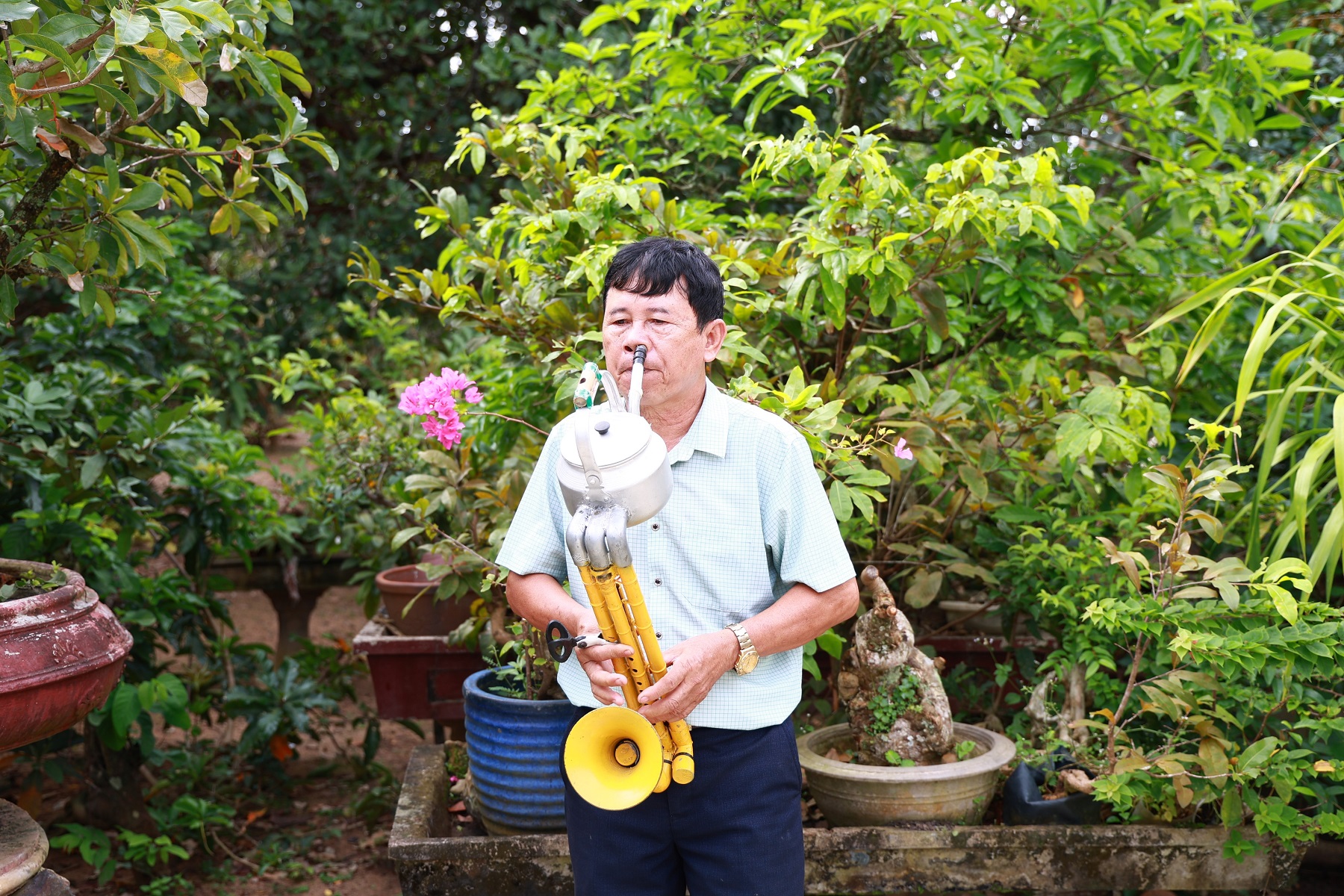 Ông Mai Đình Gia cùng bộ sưu tập nhạc cụ sáng tạo của mình