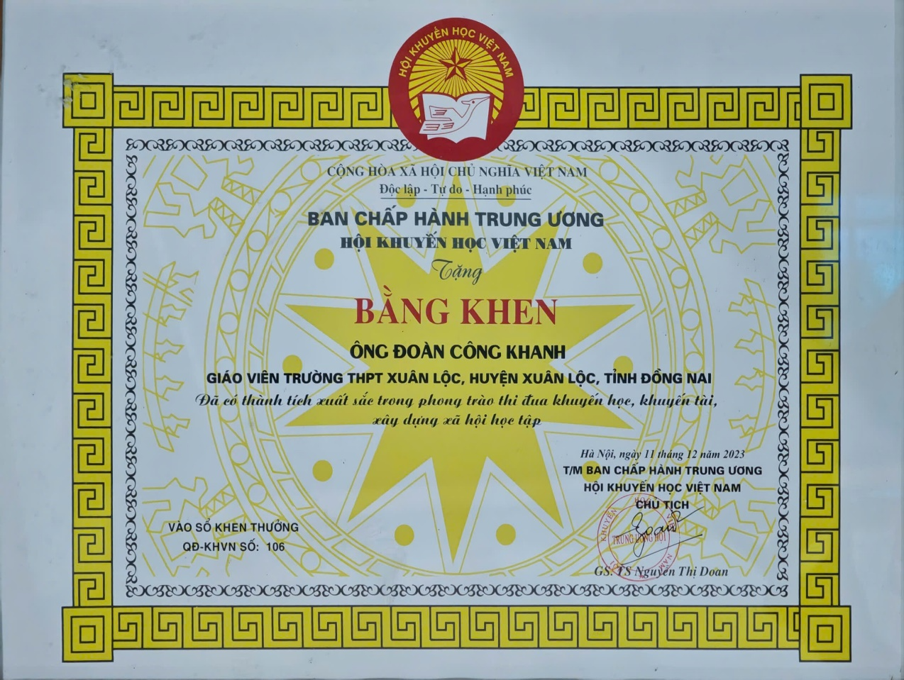 Thầy Khanh tận tay trao quà và kinh phí học tập cho các em học sinh có hoàn cảnh ngặt nghèo