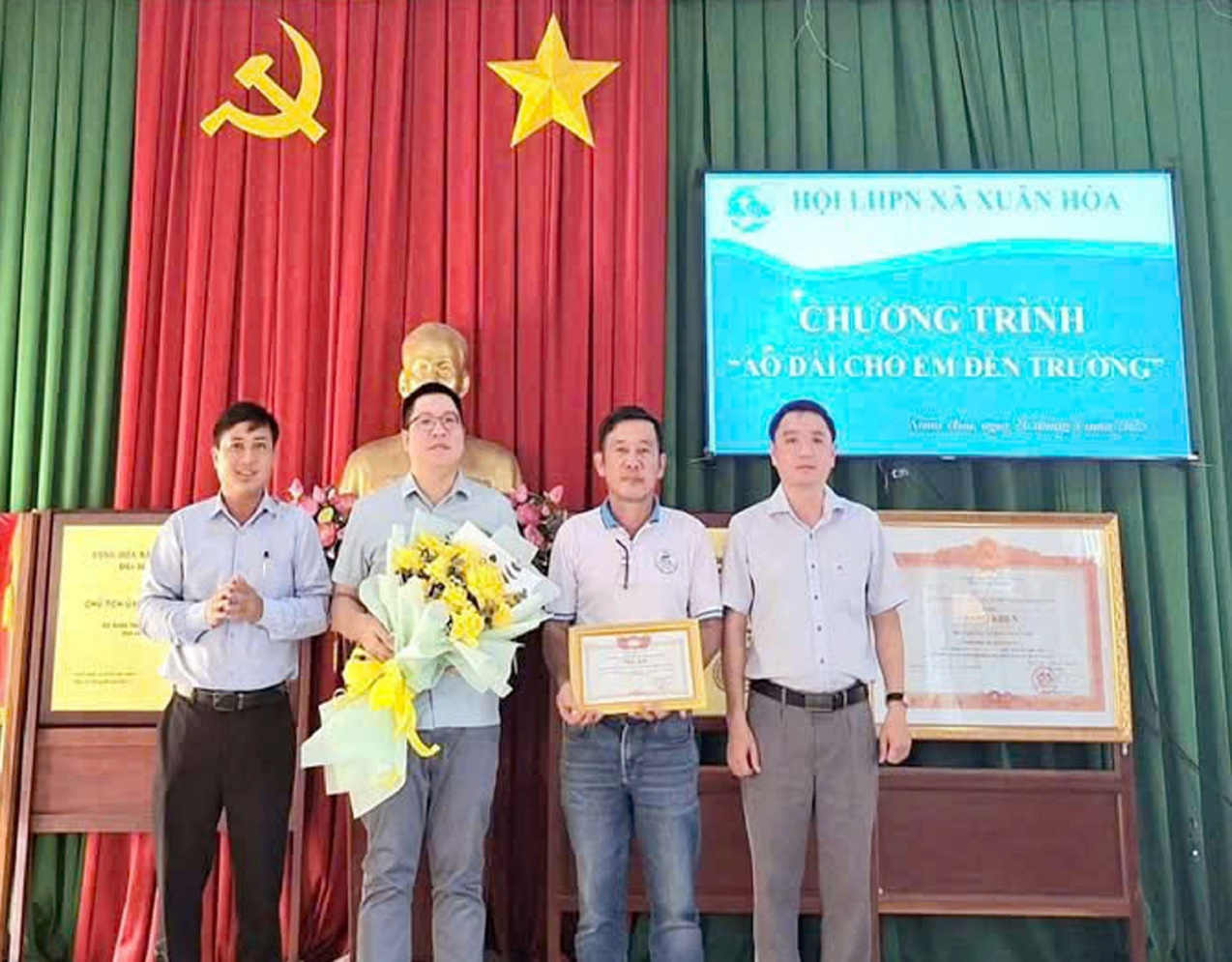 Những nụ cười rạng rỡ của các em học sinh nghèo khi nhận được sự tiếp sức từ cựu học sinh Xuân Lộc