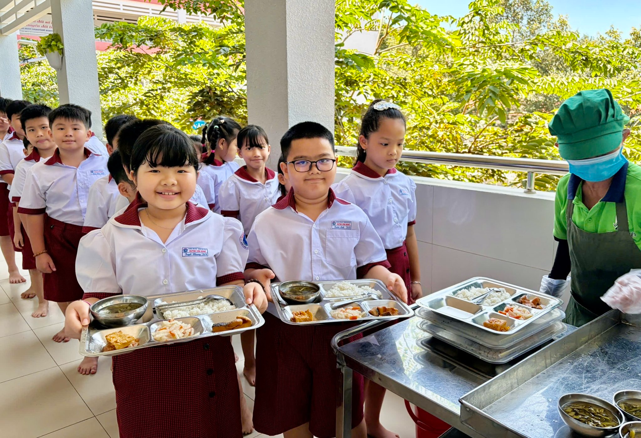 Bếp ăn bán trú khang trang, đảm bảo quy trình vệ sinh an toàn thực phẩm