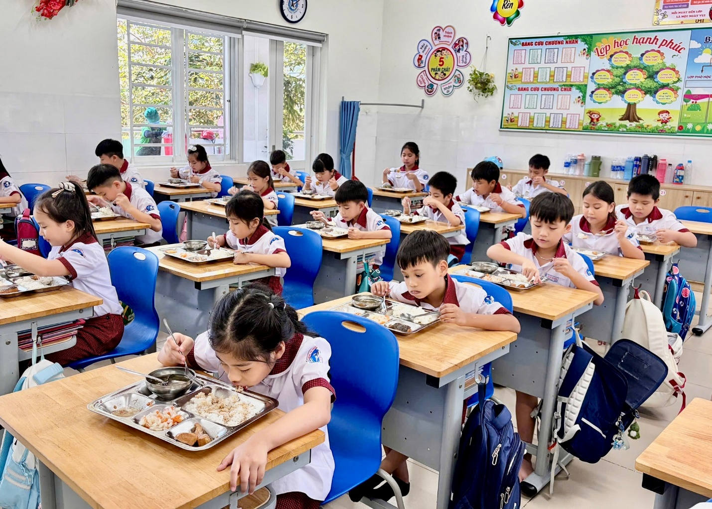 Những bữa ăn bán trú đảm bảo chất lượng tại trường TH – THCS Huỳnh Văn Nghệ