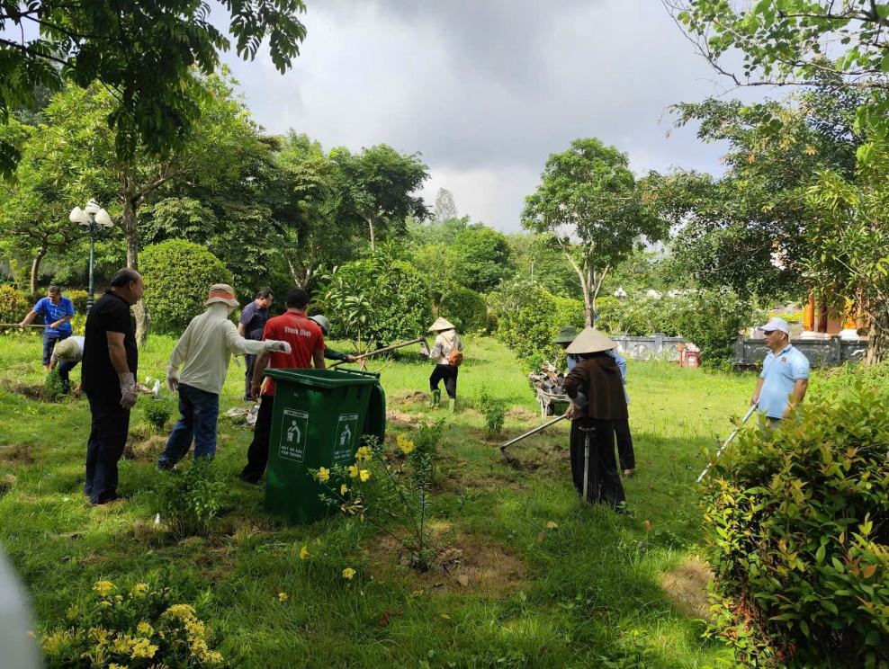 Cắt cỏ và dọn dẹp đường dẫn vào khu tưởng niệm